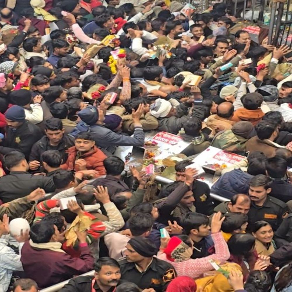 नए साल पर संत प्रेमानंद महाराज देंगे भक्तों को दर्शन:यमुना किनारे बिताएंगे समय, बांके बिहारी मंदिर में श्रद्धालुओं की भीड़ उमड़ी