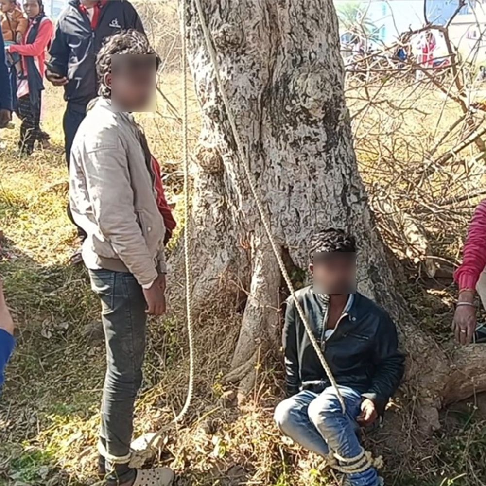 लातेहार में बकरी चोरी के दो आरोपी पकड़े गए:  ग्रामीणों ने पेड़ से बांधकर की पिटाई, पुलिस ने भीड़ से बचाकर हिरासत में लिया – latehar News