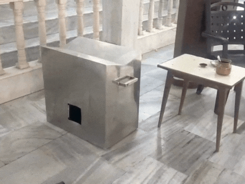 आगरा में राधा-कृष्ण मंदिर में चोरी:चांदी का मुकुट व अन्य सामान ले गए चोर, पुलिस जांच में जुटी