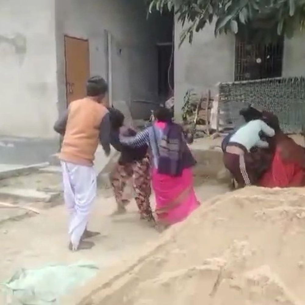 आजमगढ़ में दो पक्षों के बीच मारपीट वीडियो वायरल:जमीनी विवाद को लेकर हुई घटना, छह आरोपियों के विरुद्ध दर्ज हुआ मुकदमा