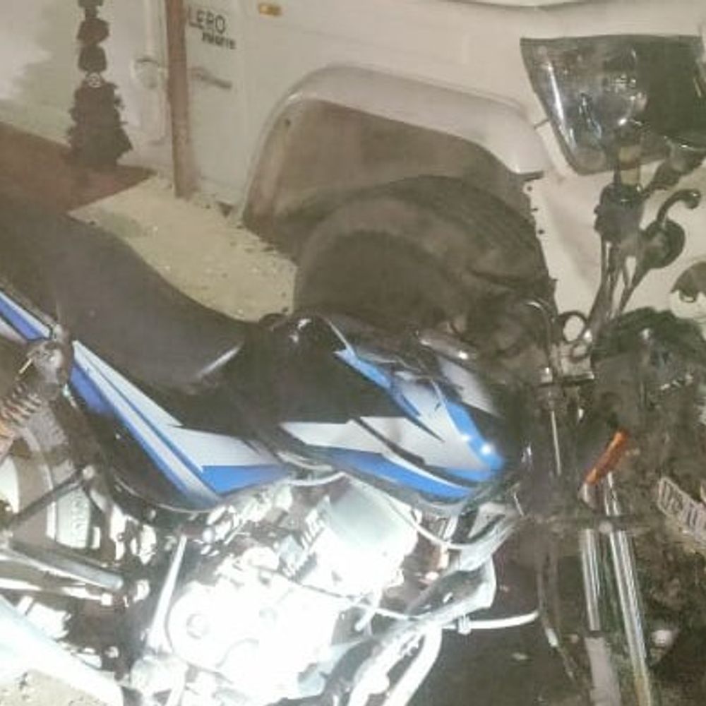 तेज रफ्तार पिकअप ने पांच लोगों उड़ाया:सड़क किनारे खड़े लोग चपेट में आए, पुलिस ने पहुंचाया अस्पताल