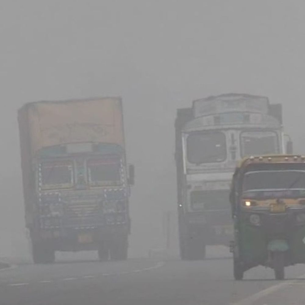 अलीगढ़ में 20 मीटर विजिबिलिटी:ठंड और कोहरे का असर, ट्रेनें लेट; सड़क पर रेंगकर चल रहे वाहन