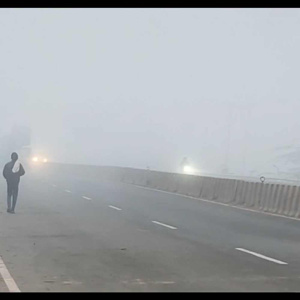 बांदा में घना कोहरा और शीतलहर का प्रकोप:जनजीवन प्रभावित, सड़कों पर रेंगते दिखे वाहन