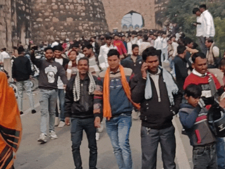 झांसी में मौज-मस्ती के लिए उमड़े लोग, लग गया जाम:झांसी के किले से लेकर पार्क और रेस्टोरेंट में नहीं पैर रखने की जगह