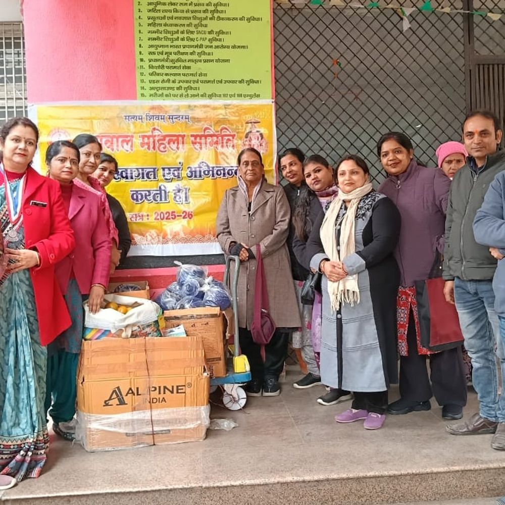 समाज सेवा से किया नए साल का स्वागत:गोरखपुर की अग्रवाल महिला समिति ने जिला महिला अस्पताल में बांटे 100 वेपोराइजिंग मशीन