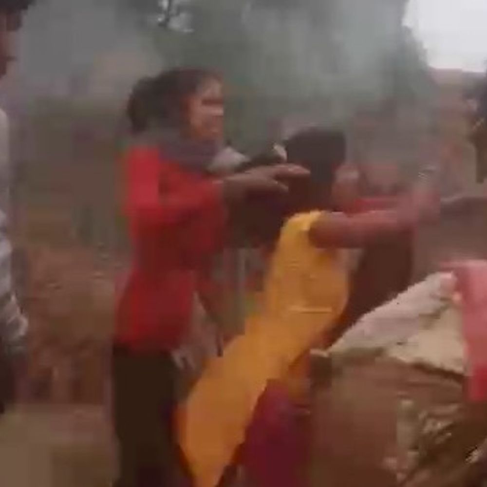 गोंडा में सास-ससुर और ननद ने बहू से की मारपीट:झोपड़ी में आग लगने के बाद हुआ झगड़ा, जांच में जुटी पुलिस