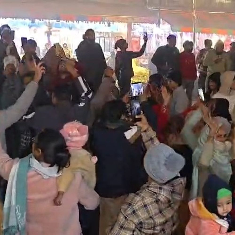 मथुरा में नववर्ष का जश्न:सड़कों पर डीजे और आतिशबाजी, मंदिरों में दर्शन; पुलिस की सख्ती से शांतिपूर्ण स्वागत