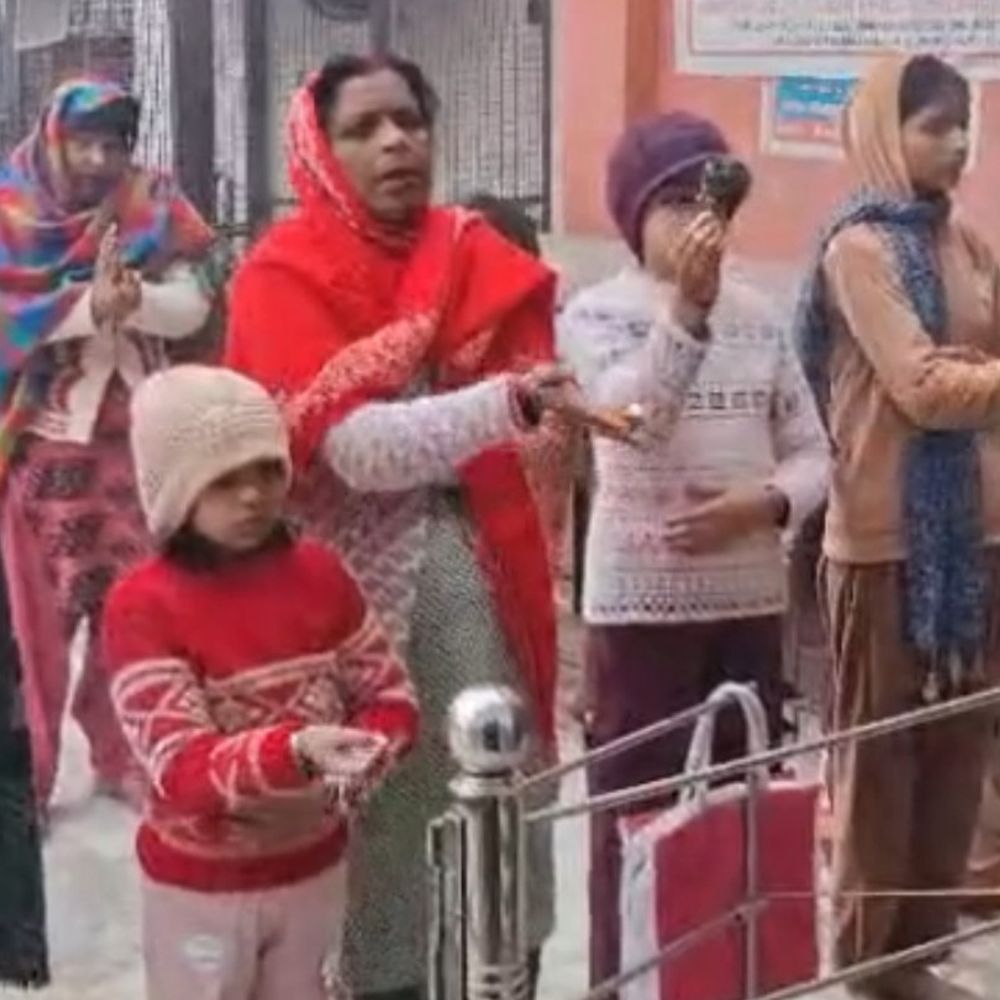 बदायूं में भक्तिभाव से नए साल का आगाज:मंदिरों में श्रद्धालुओं की भीड़ उमड़ी, प्रभु के दर्शन कर मांगी शुभकामनाएं