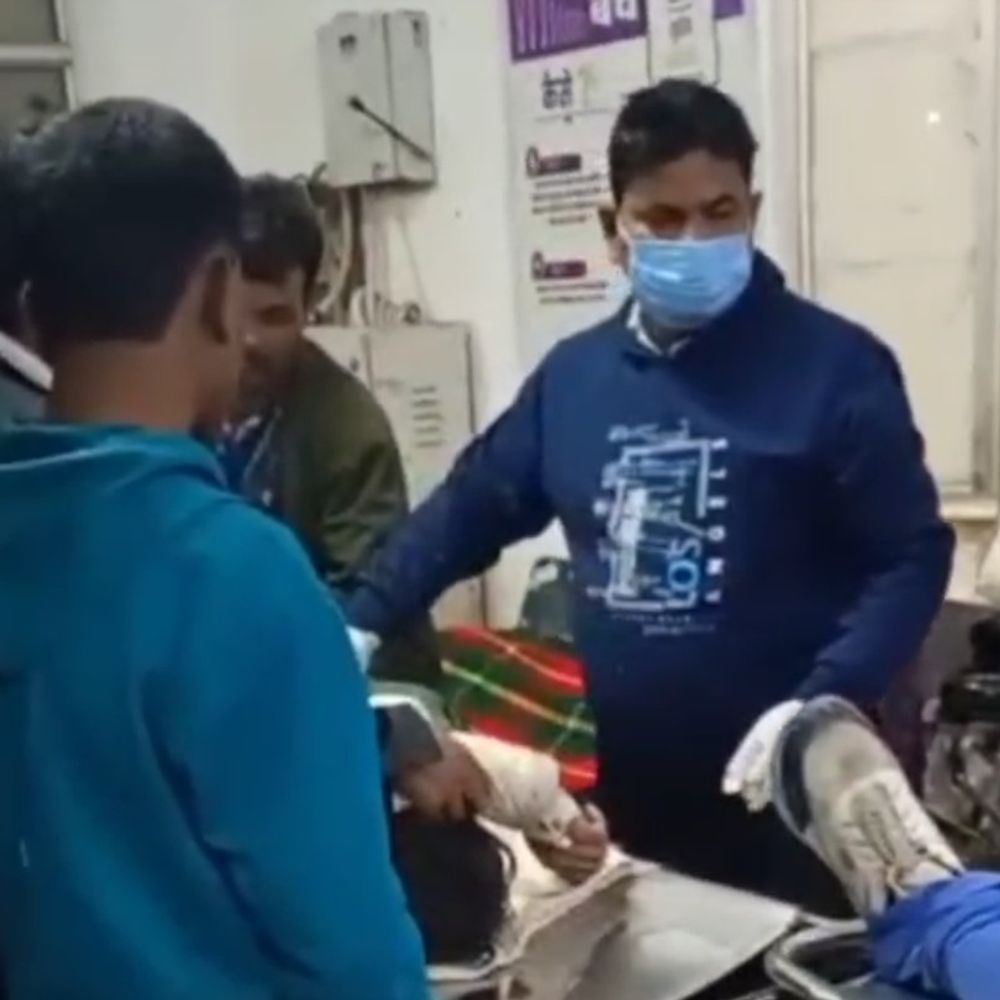 देवरिया में दो बाइकों की टक्कर:चार युवक घायल, गंभीर हालत में गोरखपुर रेफर