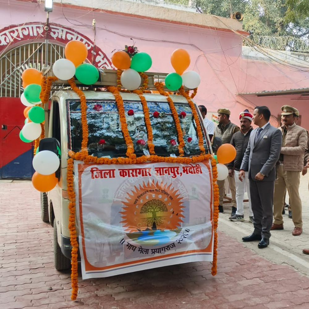 प्रयागराज माघ मेले में दिखेंगे कैदियों के कालीन:ज्ञानपुर जिला कारागार से डीएम ने गाड़ी को हरी झंडी दिखाकर किया रवाना