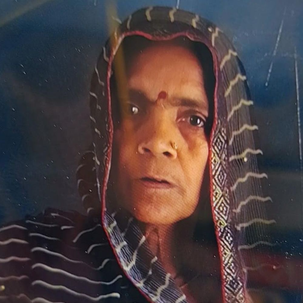 डंपर की टक्कर से महिला की मौत:उन्नाव में पति घायल, परिवार में शोक