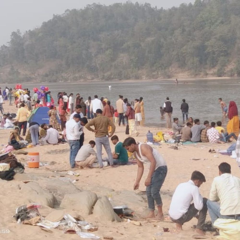 नववर्ष पर सोनभद्र के पिकनिक स्पॉट गुलजार:धूप खिलने से उमड़ी भीड़, पुलिस ने सुरक्षा व्यवस्था संभाली