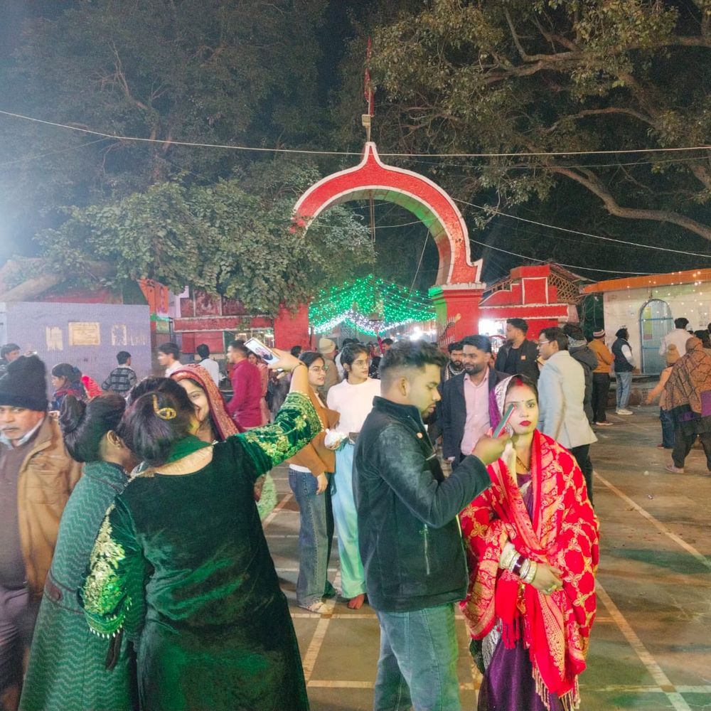 नए साल पर चामुंडा मंदिर में उमड़ी भक्तों की भीड़:हजारों ने की पूजा, बीजेपी एमएलसी रजनीकांत माहेश्वरी भी परिवार संग पहुंचे