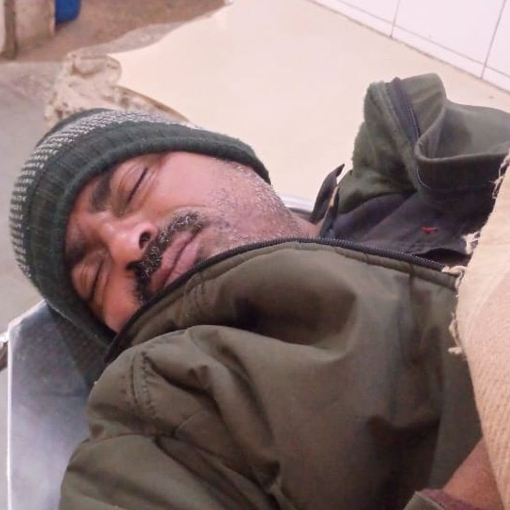 तरकुलवा में शराब दुकान पर चाकूबाजी:युवक गंभीर घायल, भीड़ ने आरोपी को पीटकर पुलिस को सौंपा