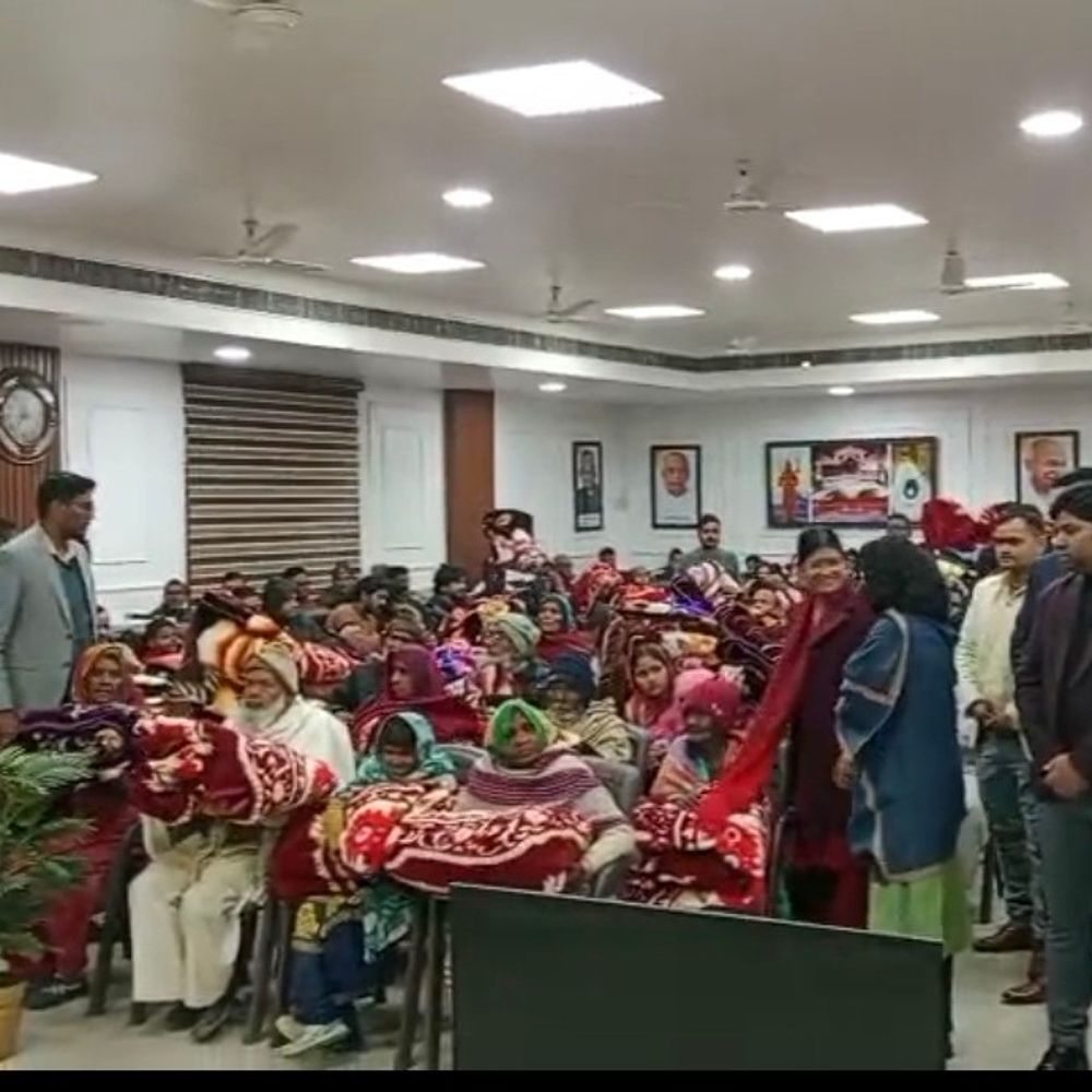 डीएम ने लखीमपुर कलेक्ट्रेट में बांटे कंबल:जरूरतमंदों को ठंड से राहत देने के लिए किया वितरण