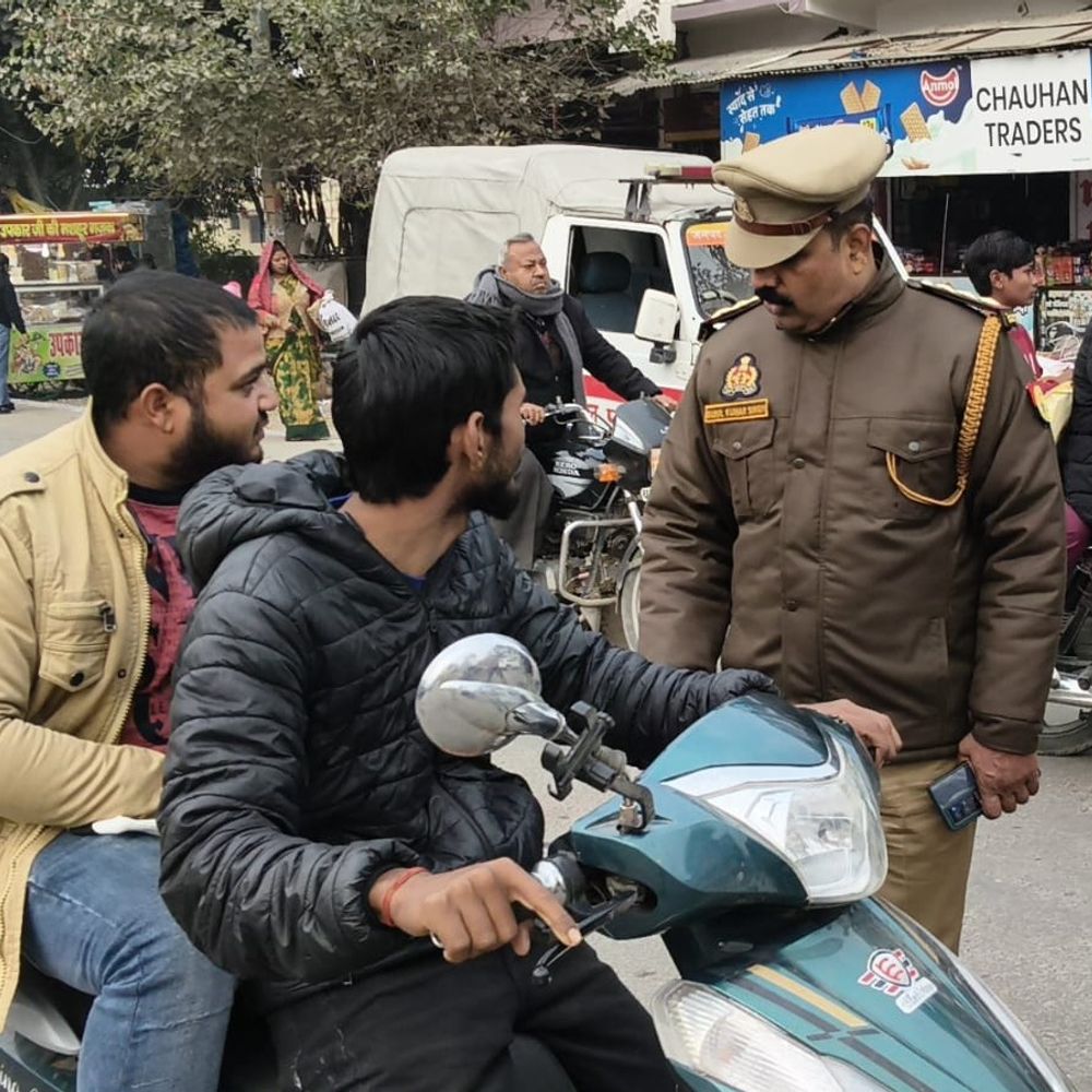 मैनपुरी में सड़क सुरक्षा अभियान:256 वाहनों के चालान, 2.8 लाख रुपये का जुर्माना वसूला