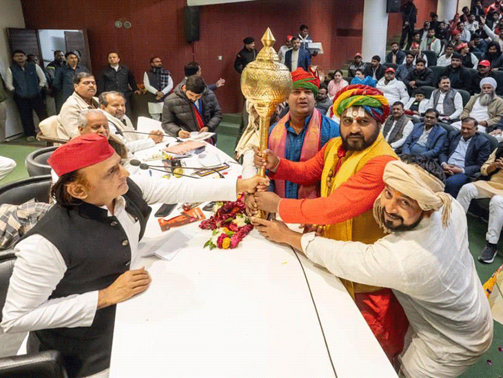 अखिलेश ने नए साल पर बाटी-चोखा पार्टी दी:बुजुर्ग ने गिफ्ट में गुड़ दिया; सपा प्रमुख बोले- CM ने अफसरों को वोट बेईमानी का मैसेज दिया