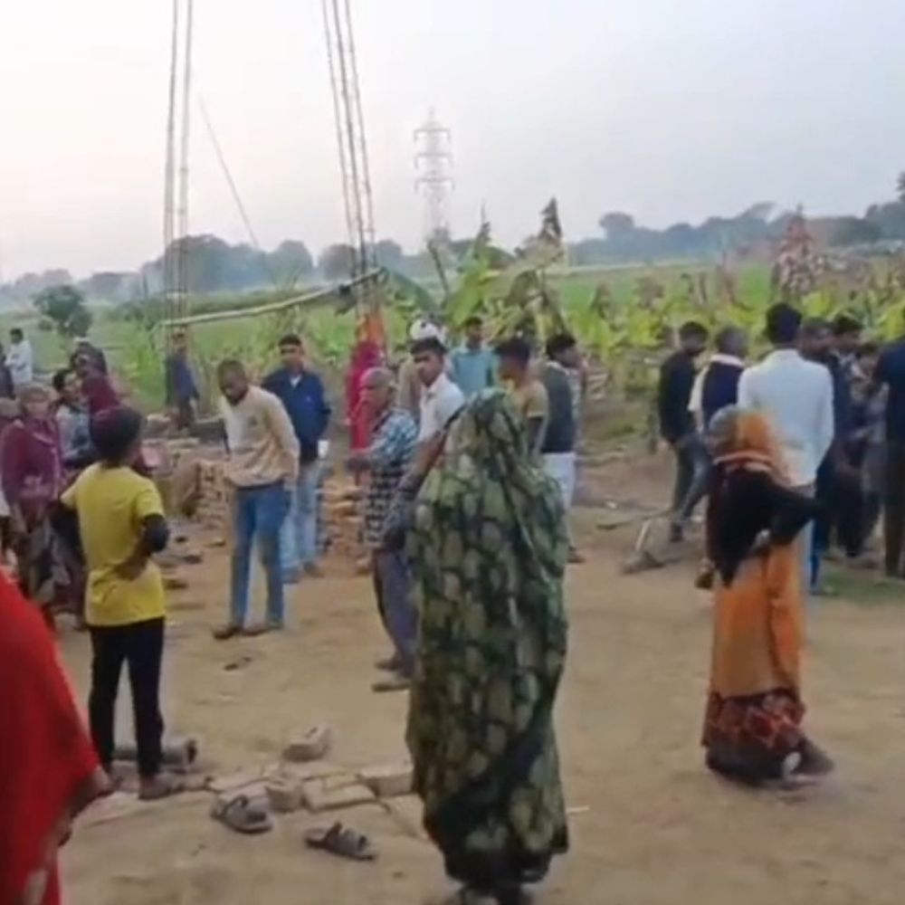 ग्राम समाज की शिकायत पर युवक की पिटाई का VIDEO:फतेहपुर में दबंगों ने पीटा, पुलिस कर रही जांच