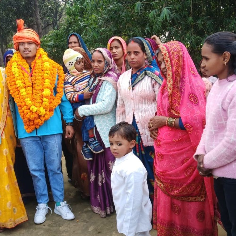 भदोही के आदित्य पाल का गृह जनपद में स्वागत:राष्ट्रीय विद्यालयीय हॉकी प्रतियोगिता में यूपी का प्रतिनिधित्व कर लौटे