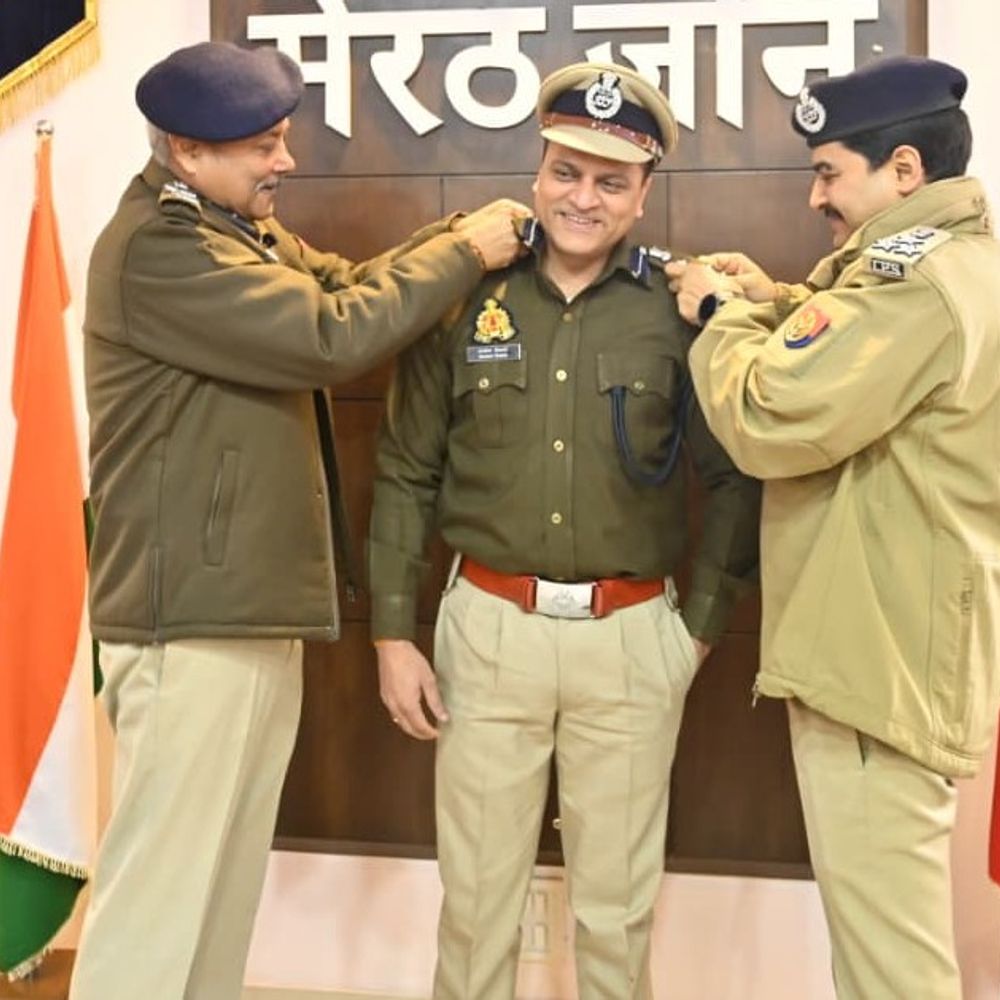 सहारनपुर SSP आशीष तिवारी DIG बने:वरिष्ठ अधिकारियों ने कंधों पर प्रतीक चिन्ह लगाकर नई जिम्मेदारी के लिए शुभकामनाएं दीं