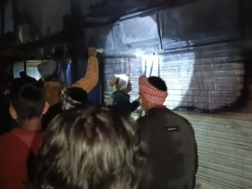 धनसार में दो दुकानों में लगी भीषण आग:  लाखों के नुकसान का अनुमान, दमकल ने आग पर पाया काबू; बड़ा हादसा टला – Dhanbad News