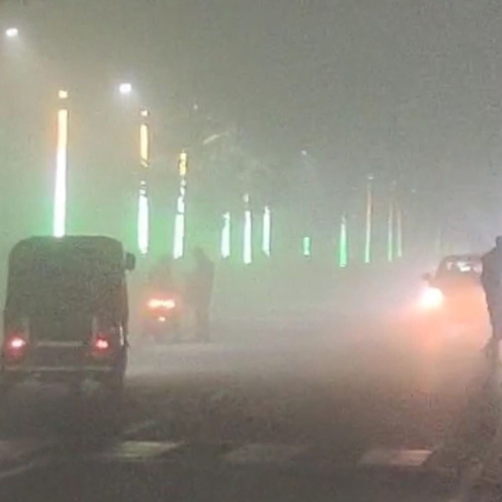 बदायूं में कड़ाके की ठंड, न्यूनतम पारा 7 डिग्री:सर्द हवाओं और कोहरे से गलन बढ़ी, लो विजिबिलिटी से थमे पहिए