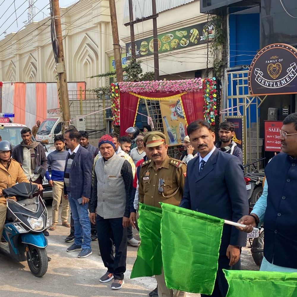 मऊ में सड़क सुरक्षा माह का शुभारंभ:विधायक और डीएम ने दिलाई शपथ, बाइक रैली को हरी झंडी