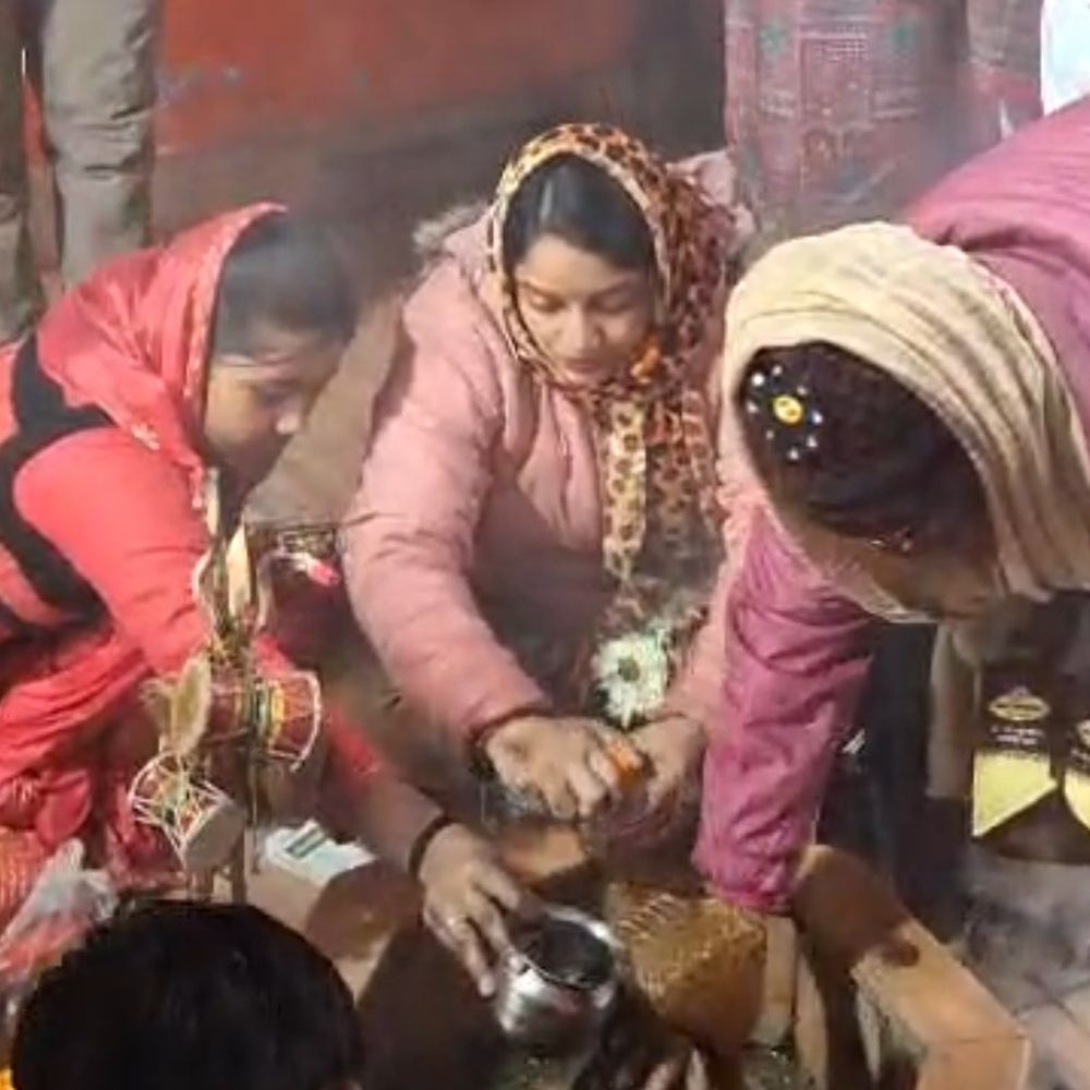 बस्ती के बाबा भद्रेश्वरनाथ मंदिर में नववर्ष पर उमड़े श्रद्धालु:दर्शन-पूजन कर नए साल का किया शुभारंभ