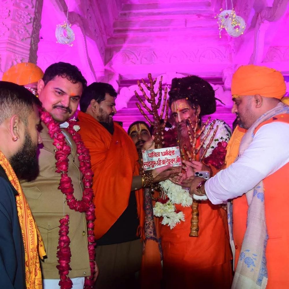 पहली बार बाहर निकली श्रीकृष्ण की बांसुरी और चरण पादुका:गोंडा पहुंचे सद्गुरु रितेश्वर महाराज, पूर्व सांसद बृजभूषण शरण सिंह ने किया स्वागत