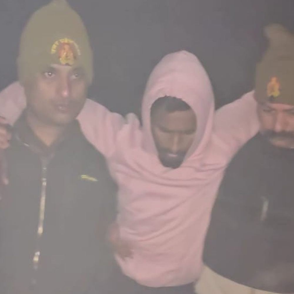 गाजीपुर में पुलिस मुठभेड़, ट्रिपल मर्डर के दो आरोपी अरेस्ट:50-50 हजार के इनामी बदमाश घायल, अवैध हथियार बरामद