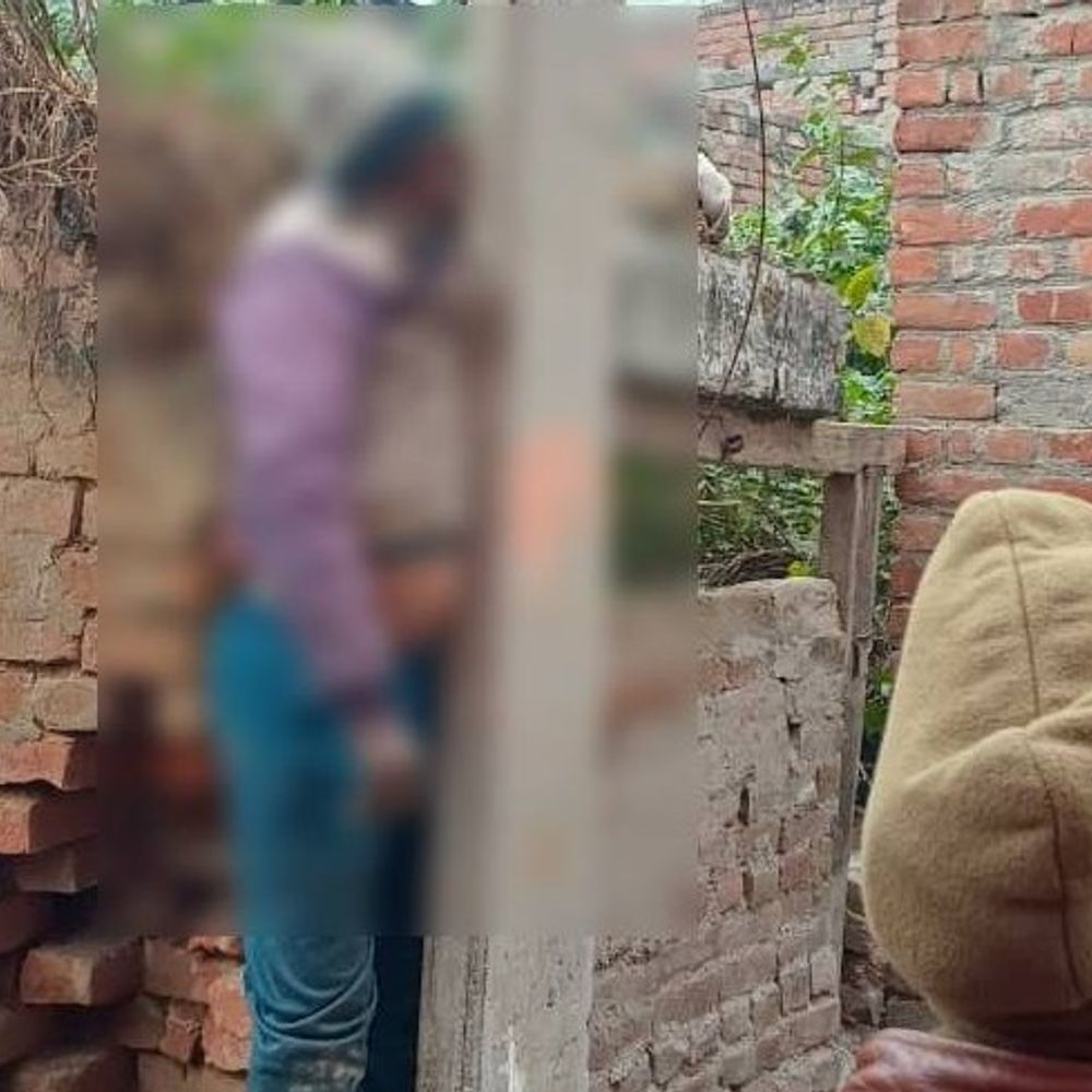 एटा में आर्थिक तंगी से परेशान व्यक्ति ने की आत्महत्या:नववर्ष की रात हुई घटना, विद्युत पोल से फंदा लगाकर दी जान