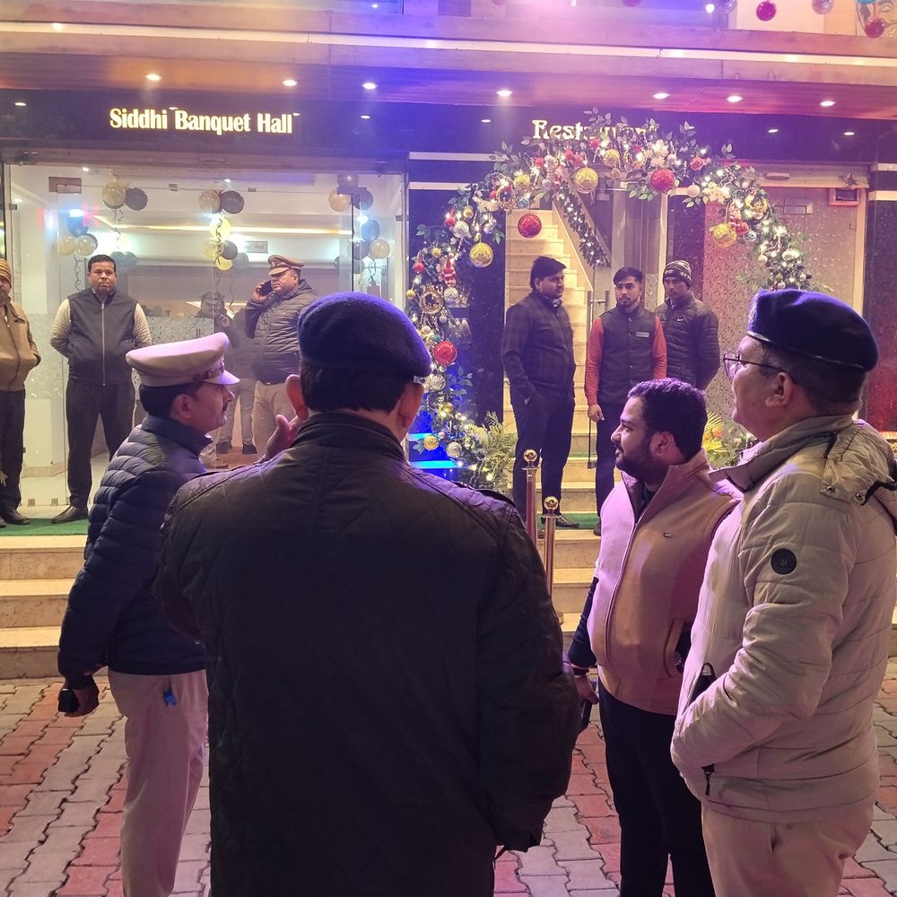 एटा पुलिस ने नए साल पर सुरक्षा बढ़ाई:होटलों, बस स्टैंड पर डॉग स्क्वायड के साथ सघन चेकिंग अभियान