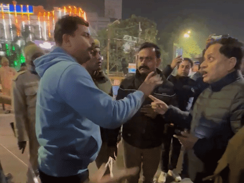 लखनऊ में नए साल पर दरोगा ने मचाया बवाल:बैरिकेडिंग पर चढ़ाई कार, डीसीपी से बोला- तुम्हें देख लेंगे, पहचानने पर माफी मांगने लगा