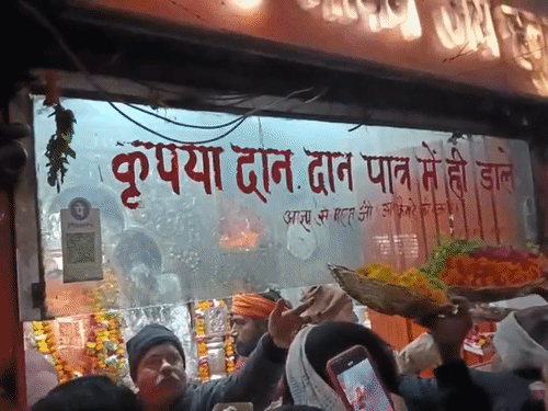 नए साल की पहली सुबह मंदिरों में लंबी लाइन:पनकी और परमट मंदिर में जयकारे गूंजे, मोतीझील और बोट क्लब में भी भीड़