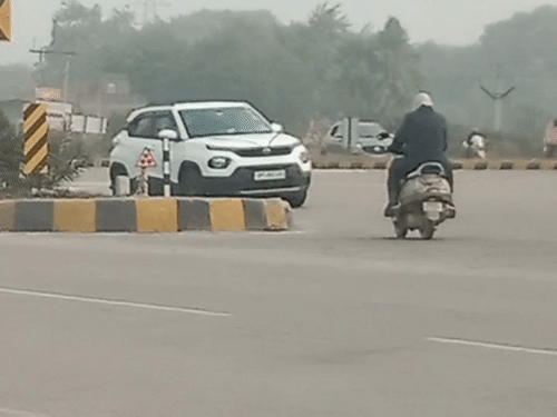 सैदपुर मोड़ के पास डिवाइडर बने हादसों का सबब:गोरखपुर-वाराणसी फोरलेन पर लगे पौधे से नहीं दिखाई देते वाहन, जान गंवानी पड़ती है