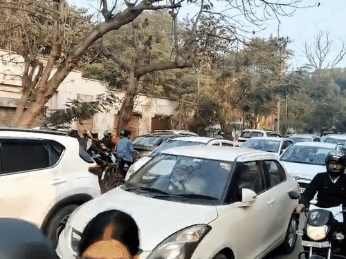 फूलबाग पर 2 Km लंबी वाहनों की कतारें लगीं:कानपुर में VIP और माल रोड पर 3 घंटे तक लोग फंसे रहे, ट्रैफिक व्यवस्था ध्वस्त हुई