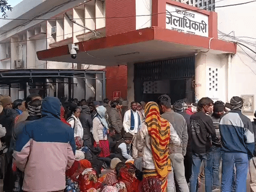 DM ऑफिस पर शव रखकर कर प्रदर्शन करने पर FIR:चौकी प्रभारी ने कोतवाली में कराई 30 अज्ञात के खिलाफ रिपोर्ट, ठंड से हुई थी मौत