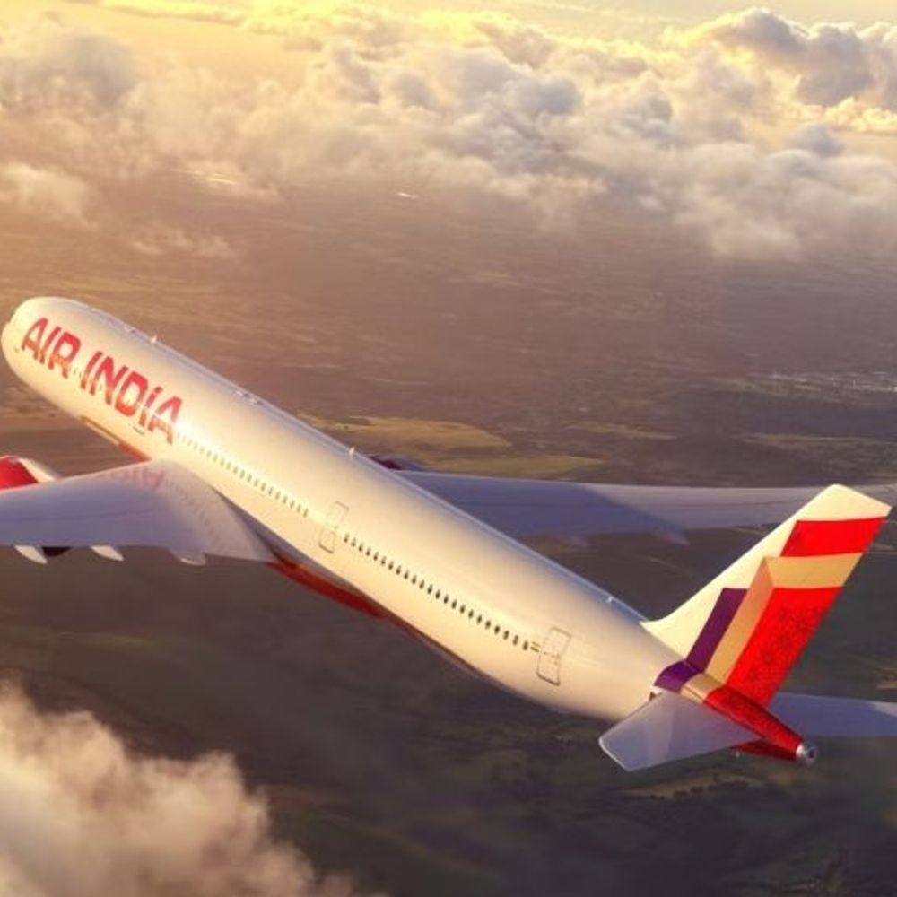 DGCA का एअर इंडिया पायलट को कारण बताओ नोटिस:तकनीकि खराबी के बावजूद फ्लाइट उड़ाई, दरवाजे के पास से धुएं की गंध भी आई