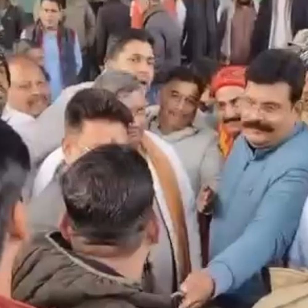 क्षेत्रीय अध्यक्ष के साथ फोटो खिंचवाने पर विवाद:अलीगढ़ महानगर अध्यक्ष इंजीनियर राजीव शर्मा के गनर ने अनुसूचित मोर्चा के महानगर मंत्री पर तानी कारबाइन