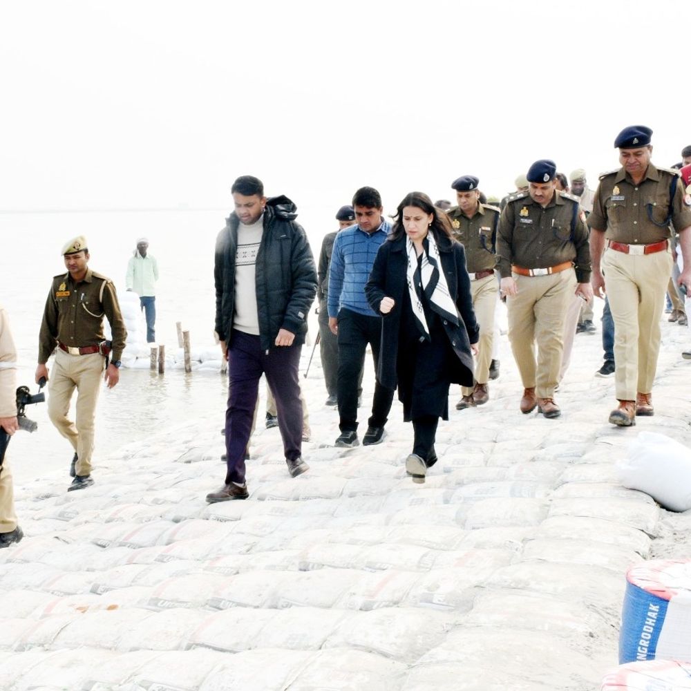 घाटों और चेंजिंग रूम की व्यवस्था दुरुस्त करने के निर्देश:मंडलायुक्त ने किया पहले स्नान से पहले घाटों का किया निरीक्षण