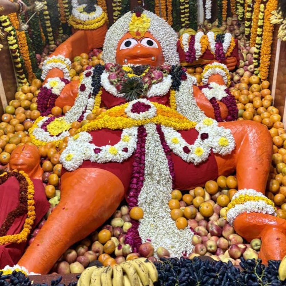 प्रयागराज में बड़े हनुमानजी की आरती से नववर्ष का आगाज़:11 ब्राह्मणों द्वारा डमरू बजाकर मंत्रोच्चार किया, उमड़ी श्रद्धालुओं की भीड़