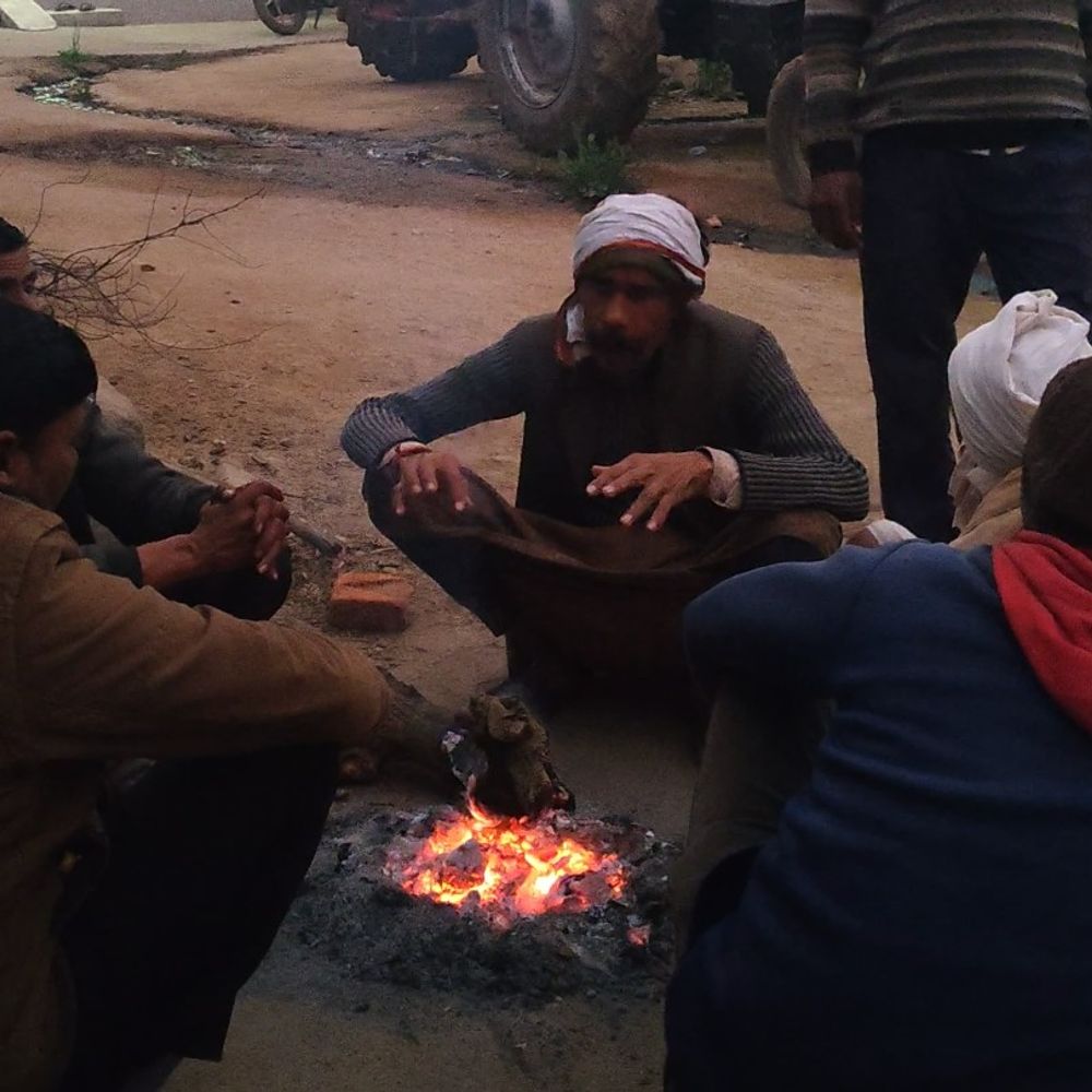 भिंड में दिन का पारा 18...रात का 6.7 डिग्री पहुंचा:10 किमी की रफ्तार से चल रही हवाओं ने बढ़ाई ठिठुरन