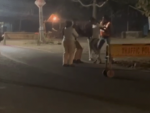 जबलपुर में बदमाश का थाने के बाहर हंगामा:कार्रवाई से बचने किया हाईवोल्टेज ड्रामा, डीजल छिड़ककर आत्महत्या की कोशिश; पुलिस ने लिया हिरासत में