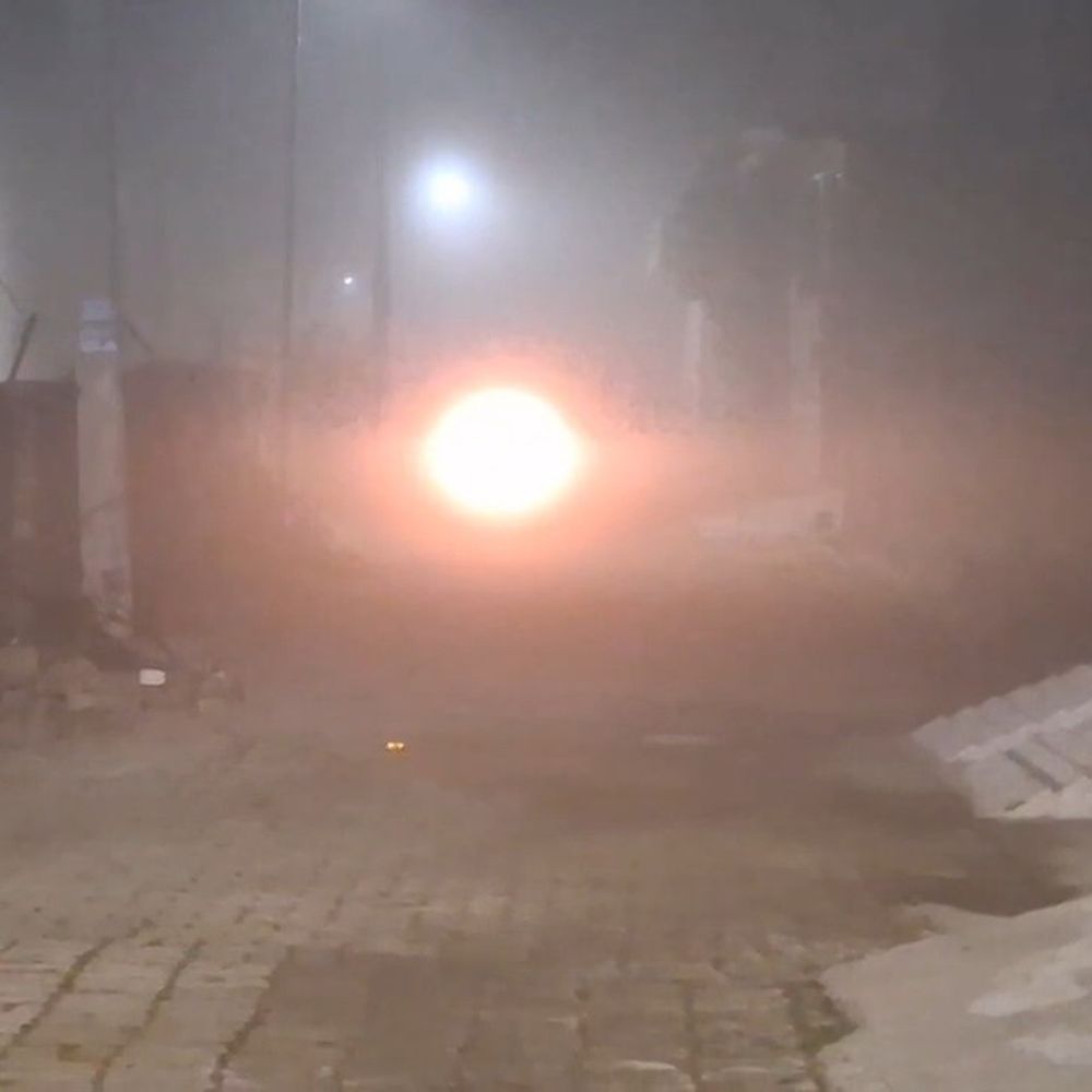 इटावा में घने कोहरे का असर, विजिबिलिटी शून्य:20 से ज्यादा ट्रेनें घंटों लेट, यात्रियों ने प्लेटफॉर्म पर ठिठुरते हुए गुजारी रात