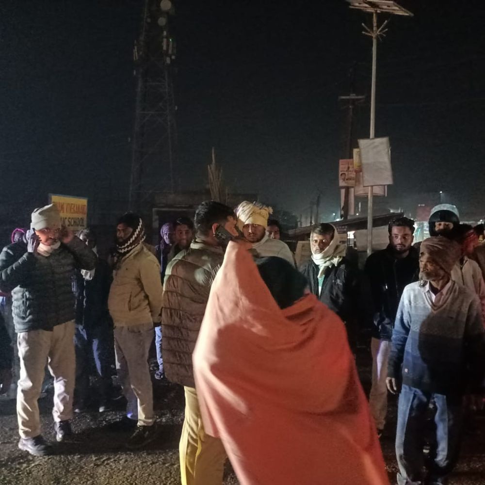 उन्नाव में ट्रक-मोटरसाइकिल भिड़ंत से एक की मौत:जाजमऊ के पास हुए हादसे में दो युवक गंभीर घायल