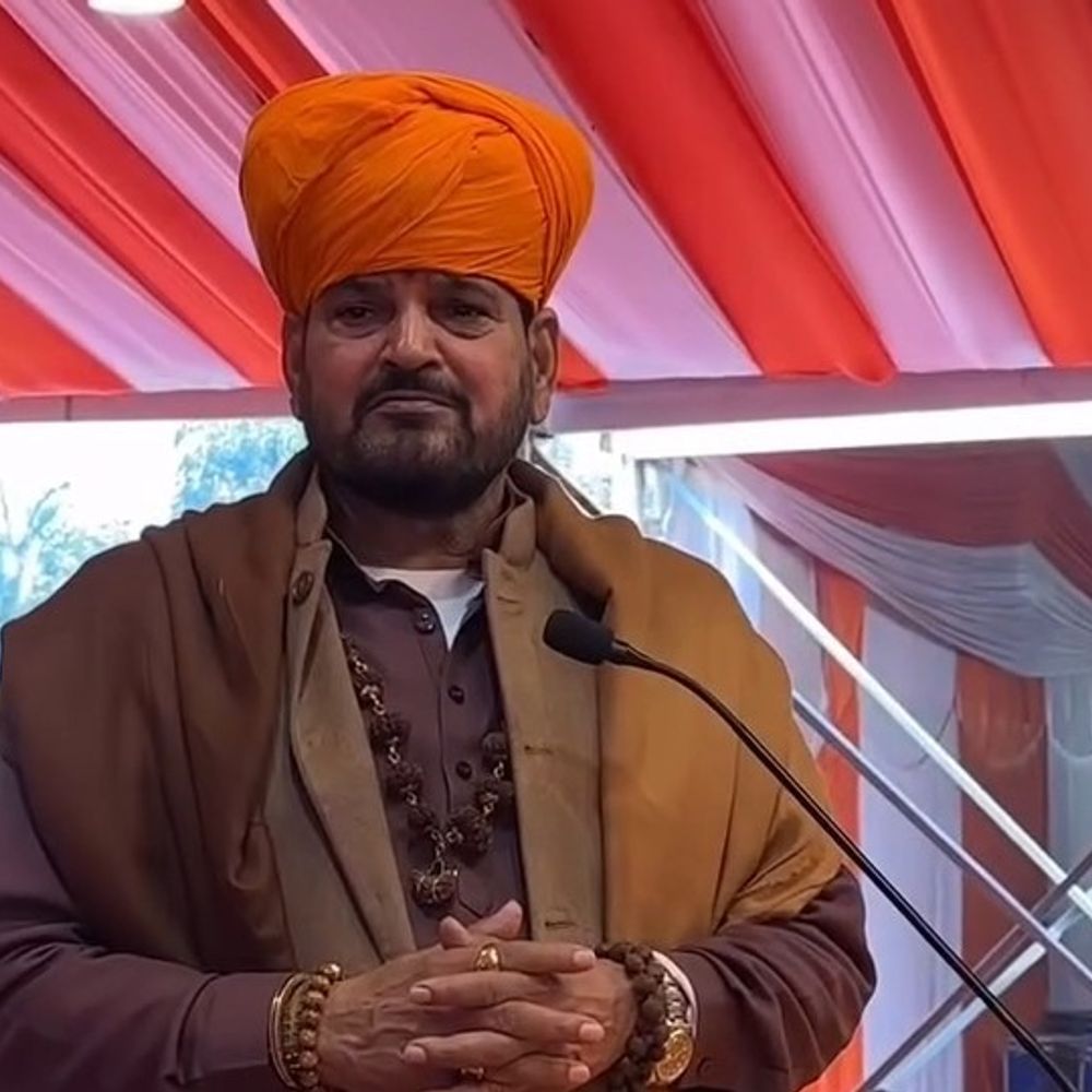 पूर्व सांसद बृजभूषण शरण सिंह भजन पर भावुक हुए:सद्गुरु रितेश्वर महाराज की राष्ट्रकथा में छलके आंसू, हाथ जोड़कर मंच पर खड़े रहे