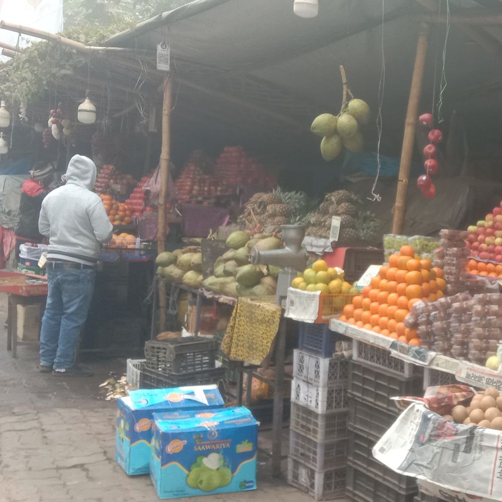 भागलपुर में शीतलहर से जनजीवन को प्रभावित:फल बाजार में सन्नाटा, कारोबारियों की चिंता बढ़ी; कहा- 100 रुपए कमाना भी मुश्किल हो रहा है