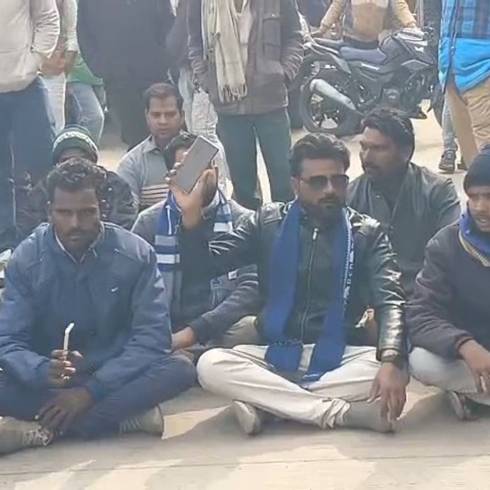 शाजापुर में सड़क किनारे मिला युवक का शव:परिजन बोले- गाड़ी से कुचलकर हत्या हुई; पीएम में देरी पर जिला अस्पताल में हंगामा