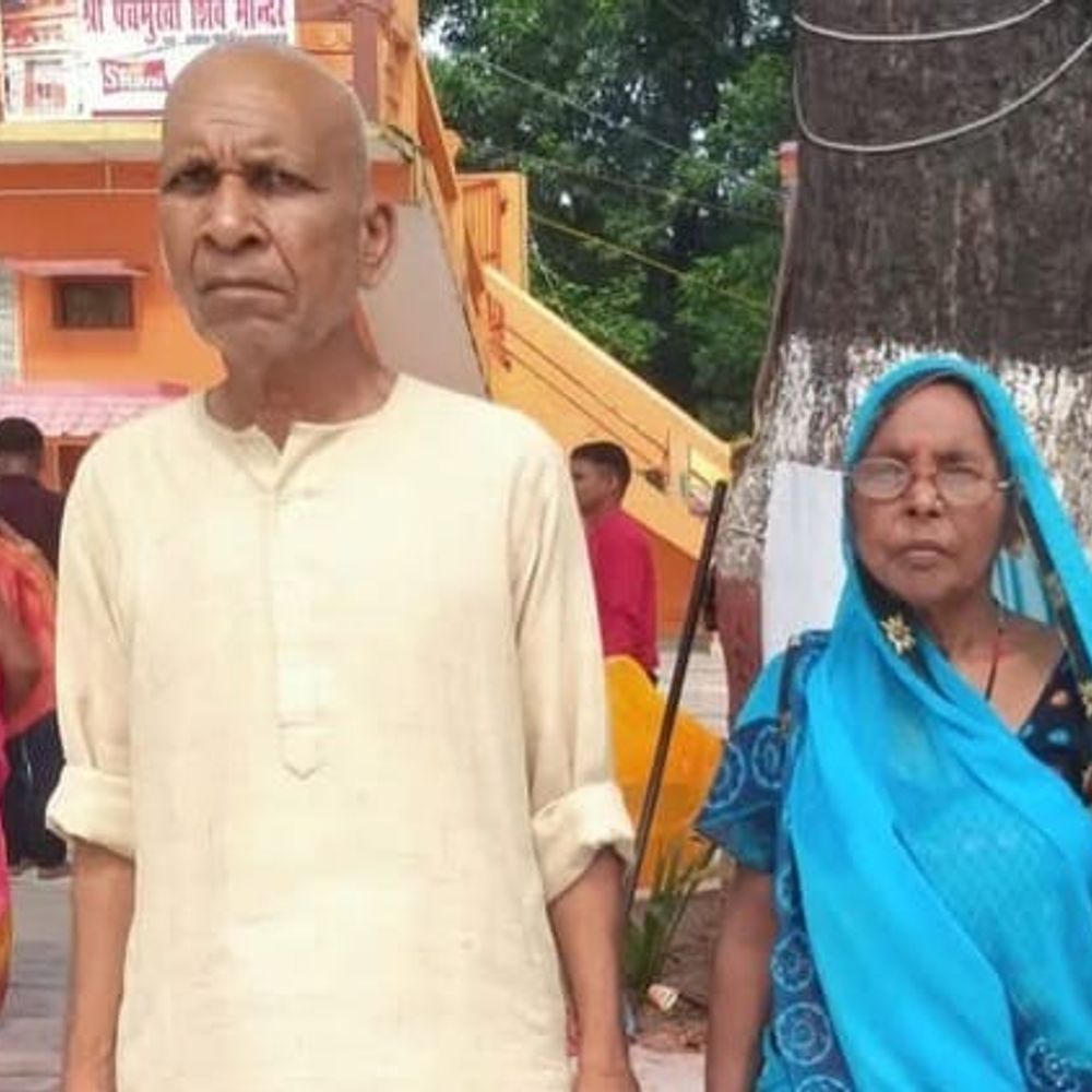 पति की मौत के कुछ मिनट बाद पत्नी ने तोड़ा:महाराजगंज में एक ही चिता पर पंचतत्व में विलीन हुआ जोड़ा