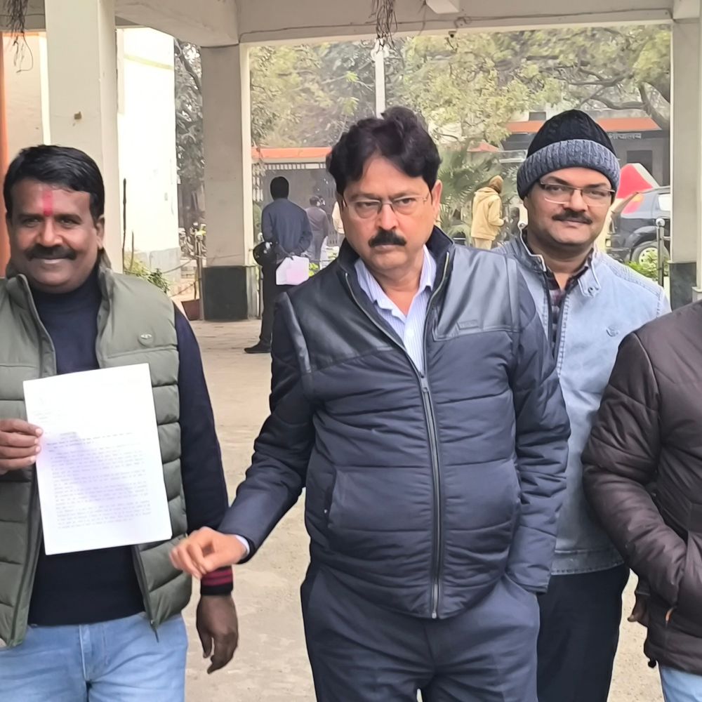 मैनपुरी में शिक्षक संघ ने जिलाधिकारी को सौंपा ज्ञापन:बेसिक शिक्षकों के समायोजन सूची सार्वजनिक करने की मांग